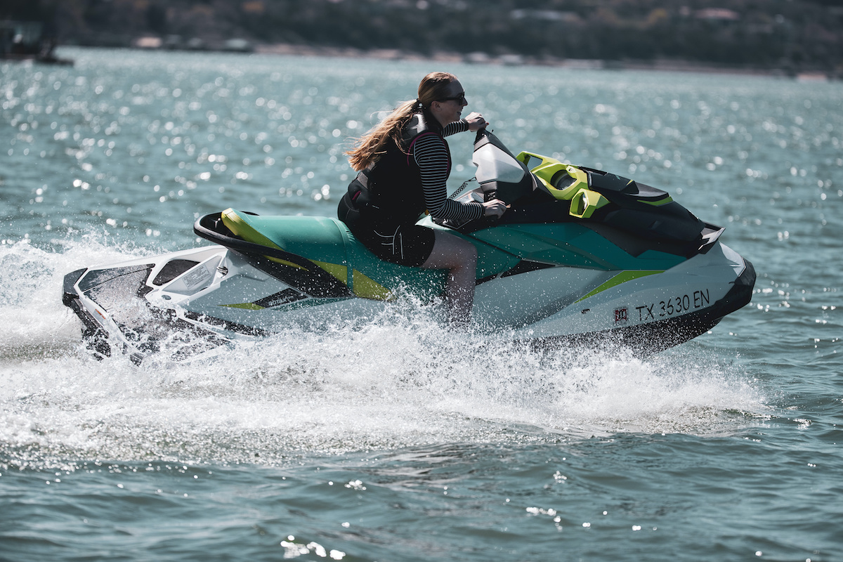 https://www.discoverboating.com/sites/default/files/how-to-drive-a-jet-ski-waverunner-pwc.jpg