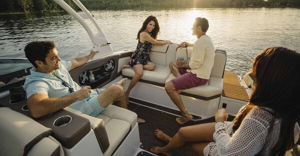 Family & Friends Boating: Refresh Your Relationships on a Boat