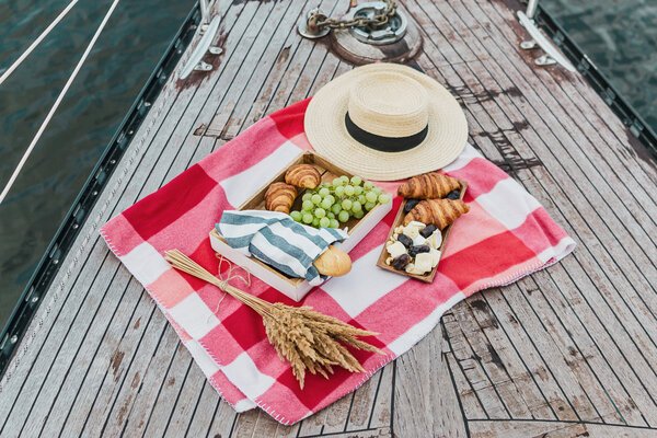 How to Plan the Perfect Boat Picnic | Discover Boating