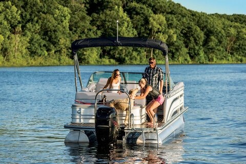 https://www.discoverboating.com/sites/default/files/styles/large/public/pontoon_0_3.jpg?itok=mn03zUZy